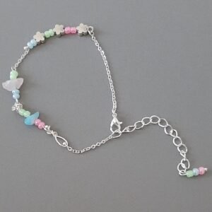 Bracelet en perles pastel multicolores sur chaîne argentée réglable, bijou fait main Rycrea.
